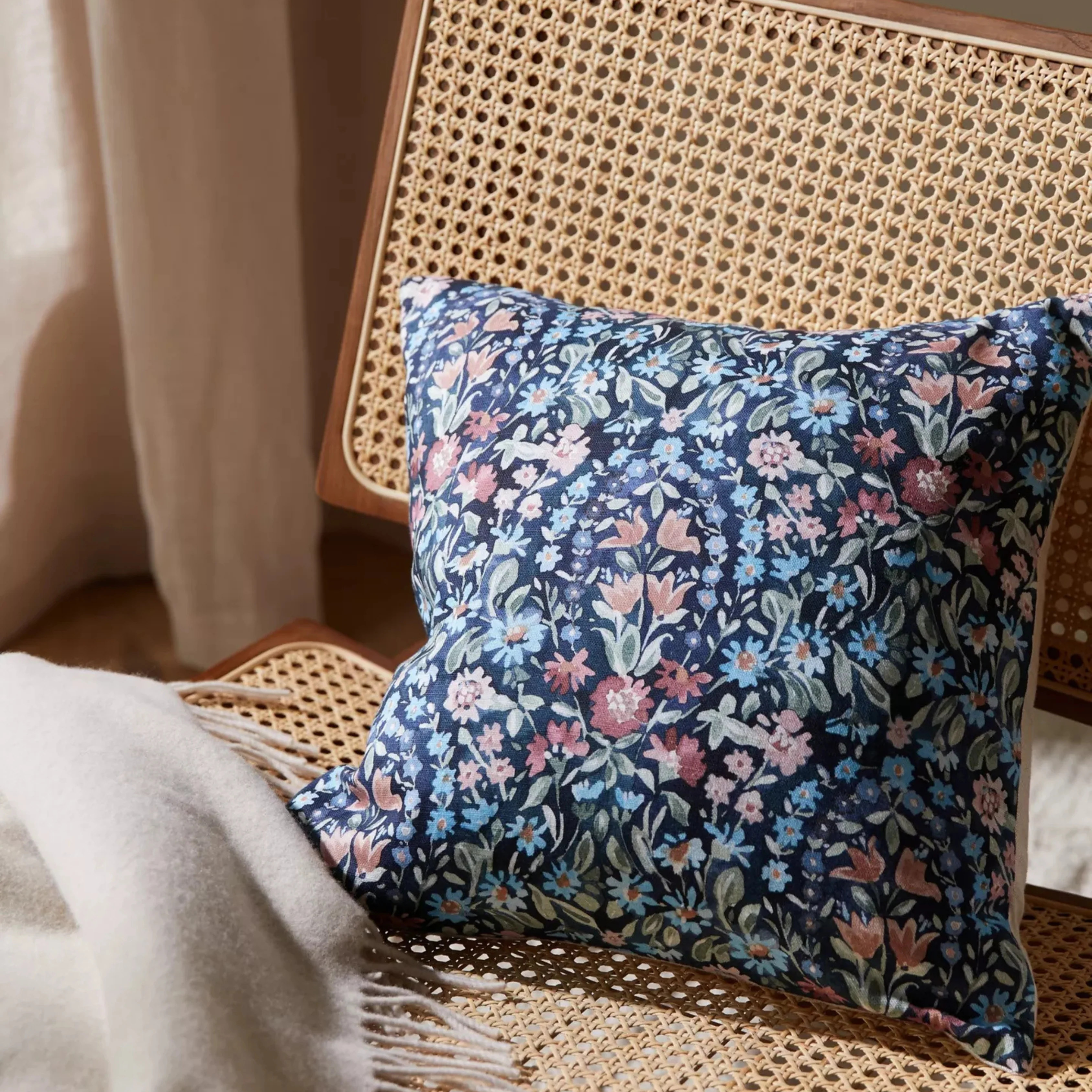 Floral Loop Accent Cushion - Image 2